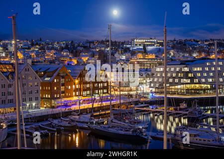 Europa, Norwegen, Tromso Hafen bei Nacht mit verankerten Booten im Winter Stockfoto