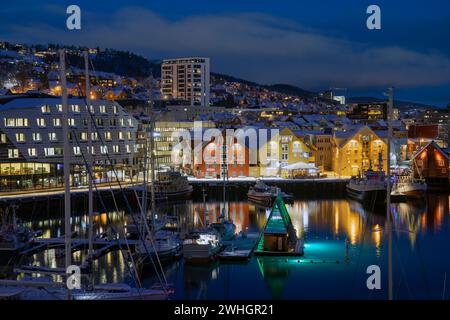 Europa, Norwegen, Tromso Hafen bei Nacht mit verankerten Booten im Winter Stockfoto