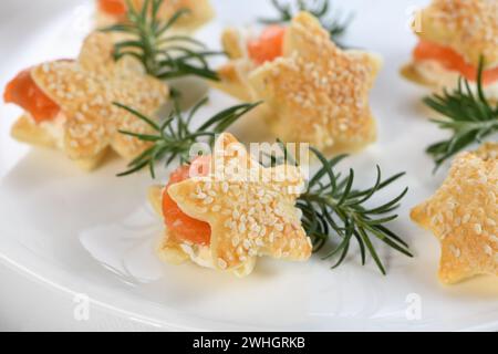 Blätterteigsterne mit Lachs und Käse Stockfoto