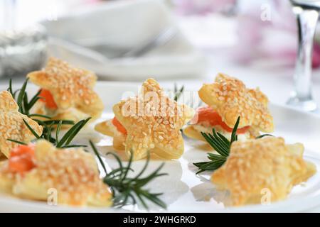 Blätterteigsterne mit Lachs und Käse Stockfoto