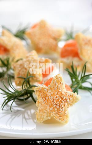 Blätterteigsterne mit Lachs und Käse Stockfoto