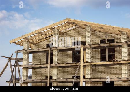 Holzdach auf einem Ziegelhaus im Bau Stockfoto