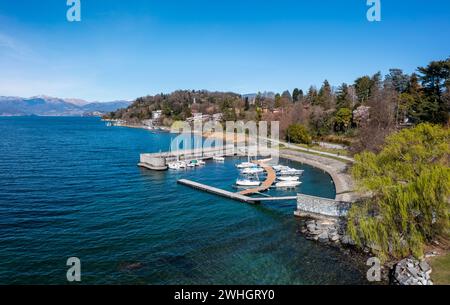 Blick aus einem hohen Winkel auf den kleinen Hafen und den Jachthafen in Ispra am Ufer des Lago Maggiore Stockfoto