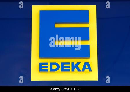 Fassade mit Singen und Logo von Edeka Stockfoto