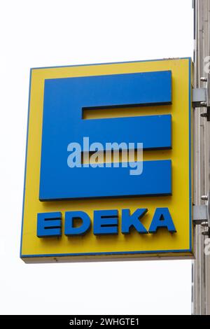 Fassade mit Singen und Logo von Edeka Stockfoto