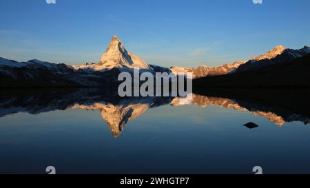 Der schneebedeckte Mount Matterhorn spiegelt sich am Stellisee-See. Stockfoto