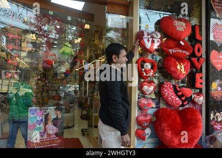 Silguri, Westbengalen, INDIEN. Februar 2024. Ein Ladenbesitzer stellt am Eingang seines Ladengeschäfts in Herzform Ballons aus, während er vor dem Valentinstag auf Kunden wartet, die am 10. Februar 2024 in Siliguri, Indien, liegen. (Kreditbild: © Diptendu Dutta/ZUMA Press Wire) NUR REDAKTIONELLE VERWENDUNG! Nicht für kommerzielle ZWECKE! Quelle: ZUMA Press, Inc./Alamy Live News Stockfoto