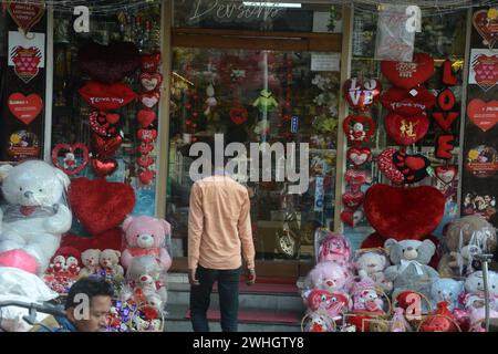 Silguri, Westbengalen, INDIEN. Februar 2024. Ein Ladenbesitzer stellt am Eingang seines Ladengeschäfts in Herzform Ballons aus, während er vor dem Valentinstag auf Kunden wartet, die am 10. Februar 2024 in Siliguri, Indien, liegen. (Kreditbild: © Diptendu Dutta/ZUMA Press Wire) NUR REDAKTIONELLE VERWENDUNG! Nicht für kommerzielle ZWECKE! Quelle: ZUMA Press, Inc./Alamy Live News Stockfoto