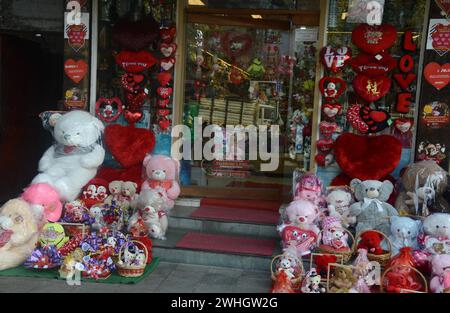 Silguri, Westbengalen, INDIEN. Februar 2024. Ein Ladenbesitzer stellt am Eingang seines Ladengeschäfts in Herzform Ballons aus, während er vor dem Valentinstag auf Kunden wartet, die am 10. Februar 2024 in Siliguri, Indien, liegen. (Kreditbild: © Diptendu Dutta/ZUMA Press Wire) NUR REDAKTIONELLE VERWENDUNG! Nicht für kommerzielle ZWECKE! Quelle: ZUMA Press, Inc./Alamy Live News Stockfoto