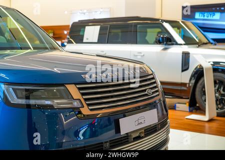 Land Range Rover blau im Showroom auf der Schaufensterausstellung eines offiziellen Händlers. Thailand, Bangkok 21. dezember 2023. Stockfoto