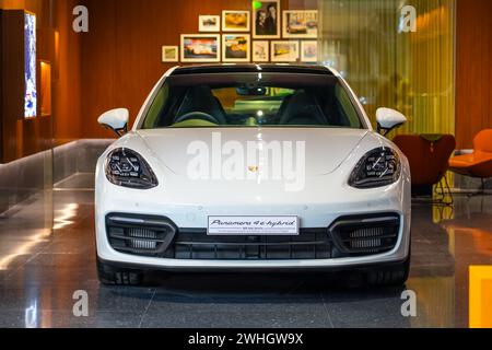 Weißer Porsche Panamera 4 E-Hybrid Showstore. Thailand, Bangkok 21. dezember 2023. Stockfoto