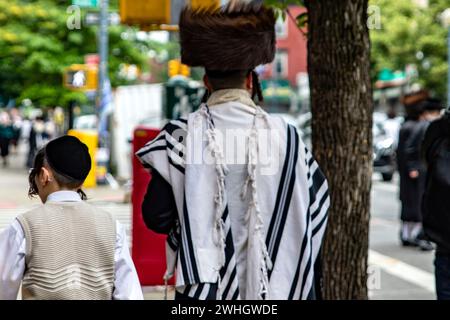 Zwei orthodoxe jüdische Männer im Williamsburg-Viertel von Brooklyn, wo es eine große Gemeinschaft dieser Kultur und eine der markantesten Ko gibt Stockfoto