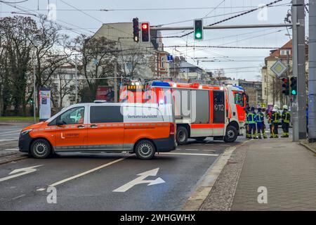 REKORDDATUM NICHT ANGEGEBEN Leipzig - Kreuzungscrash im Leipziger Norden - ein Verletzter 04.02.2024 gegen 14,30 Uhr Leipzig, Georg-Schumann-Straße/Lützowstraße zu einem Unfall zwischen zwei Auto kam es am Sonntagnachmittag im Leipziger Norden. Nach ersten Erkenntnissen der Polizei war der Fahrer eines silbernen Skoda Fabia auf der Schumann-Straße stadtauswärts unterwegs und wollte an der Kreuzung bei grüner Ampel nach links in die Lützowstraße abbiegen. Dabei übersah er augenscheinlich den entgegenkommenden Mazda, der stadteinwärts unterwegs war. Es kam zum Zusammenstoß. Erste Angaben zufolge wur Stockfoto