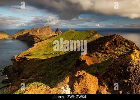 Wandertour Vereda da Ponta de Sao Lourenco bei Sonnenaufgang im Frühling in Madeira, Portugal Stockfoto