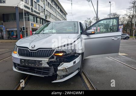 REKORDDATUM NICHT ANGEGEBEN Leipzig - Kreuzungscrash im Leipziger Norden - ein Verletzter 04.02.2024 gegen 14,30 Uhr Leipzig, Georg-Schumann-Straße/Lützowstraße zu einem Unfall zwischen zwei Auto kam es am Sonntagnachmittag im Leipziger Norden. Nach ersten Erkenntnissen der Polizei war der Fahrer eines silbernen Skoda Fabia auf der Schumann-Straße stadtauswärts unterwegs und wollte an der Kreuzung bei grüner Ampel nach links in die Lützowstraße abbiegen. Dabei übersah er augenscheinlich den entgegenkommenden Mazda, der stadteinwärts unterwegs war. Es kam zum Zusammenstoß. Erste Angaben zufolge wur Stockfoto