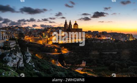 IL-Mellieha, Malta - wunderschöner Panoramablick auf die Stadt Mellieha nach Sonnenuntergang mit der Pariser Kirche Stockfoto