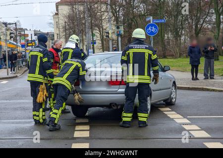 REKORDDATUM NICHT ANGEGEBEN Leipzig - Kreuzungscrash im Leipziger Norden - ein Verletzter 04.02.2024 gegen 14,30 Uhr Leipzig, Georg-Schumann-Straße/Lützowstraße zu einem Unfall zwischen zwei Auto kam es am Sonntagnachmittag im Leipziger Norden. Nach ersten Erkenntnissen der Polizei war der Fahrer eines silbernen Skoda Fabia auf der Schumann-Straße stadtauswärts unterwegs und wollte an der Kreuzung bei grüner Ampel nach links in die Lützowstraße abbiegen. Dabei übersah er augenscheinlich den entgegenkommenden Mazda, der stadteinwärts unterwegs war. Es kam zum Zusammenstoß. Erste Angaben zufolge wur Stockfoto