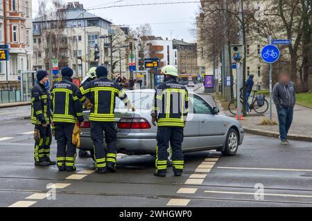 REKORDDATUM NICHT ANGEGEBEN Leipzig - Kreuzungscrash im Leipziger Norden - ein Verletzter 04.02.2024 gegen 14,30 Uhr Leipzig, Georg-Schumann-Straße/Lützowstraße zu einem Unfall zwischen zwei Auto kam es am Sonntagnachmittag im Leipziger Norden. Nach ersten Erkenntnissen der Polizei war der Fahrer eines silbernen Skoda Fabia auf der Schumann-Straße stadtauswärts unterwegs und wollte an der Kreuzung bei grüner Ampel nach links in die Lützowstraße abbiegen. Dabei übersah er augenscheinlich den entgegenkommenden Mazda, der stadteinwärts unterwegs war. Es kam zum Zusammenstoß. Erste Angaben zufolge wur Stockfoto