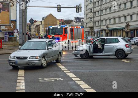 REKORDDATUM NICHT ANGEGEBEN Leipzig - Kreuzungscrash im Leipziger Norden - ein Verletzter 04.02.2024 gegen 14,30 Uhr Leipzig, Georg-Schumann-Straße/Lützowstraße zu einem Unfall zwischen zwei Auto kam es am Sonntagnachmittag im Leipziger Norden. Nach ersten Erkenntnissen der Polizei war der Fahrer eines silbernen Skoda Fabia auf der Schumann-Straße stadtauswärts unterwegs und wollte an der Kreuzung bei grüner Ampel nach links in die Lützowstraße abbiegen. Dabei übersah er augenscheinlich den entgegenkommenden Mazda, der stadteinwärts unterwegs war. Es kam zum Zusammenstoß. Erste Angaben zufolge wur Stockfoto