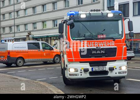 REKORDDATUM NICHT ANGEGEBEN Leipzig - Kreuzungscrash im Leipziger Norden - ein Verletzter 04.02.2024 gegen 14,30 Uhr Leipzig, Georg-Schumann-Straße/Lützowstraße zu einem Unfall zwischen zwei Auto kam es am Sonntagnachmittag im Leipziger Norden. Nach ersten Erkenntnissen der Polizei war der Fahrer eines silbernen Skoda Fabia auf der Schumann-Straße stadtauswärts unterwegs und wollte an der Kreuzung bei grüner Ampel nach links in die Lützowstraße abbiegen. Dabei übersah er augenscheinlich den entgegenkommenden Mazda, der stadteinwärts unterwegs war. Es kam zum Zusammenstoß. Erste Angaben zufolge wur Stockfoto