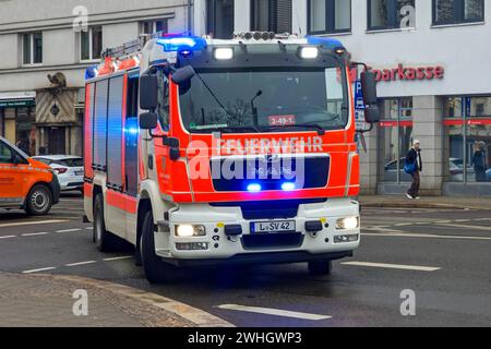 REKORDDATUM NICHT ANGEGEBEN Leipzig - Kreuzungscrash im Leipziger Norden - ein Verletzter 04.02.2024 gegen 14,30 Uhr Leipzig, Georg-Schumann-Straße/Lützowstraße zu einem Unfall zwischen zwei Auto kam es am Sonntagnachmittag im Leipziger Norden. Nach ersten Erkenntnissen der Polizei war der Fahrer eines silbernen Skoda Fabia auf der Schumann-Straße stadtauswärts unterwegs und wollte an der Kreuzung bei grüner Ampel nach links in die Lützowstraße abbiegen. Dabei übersah er augenscheinlich den entgegenkommenden Mazda, der stadteinwärts unterwegs war. Es kam zum Zusammenstoß. Erste Angaben zufolge wur Stockfoto