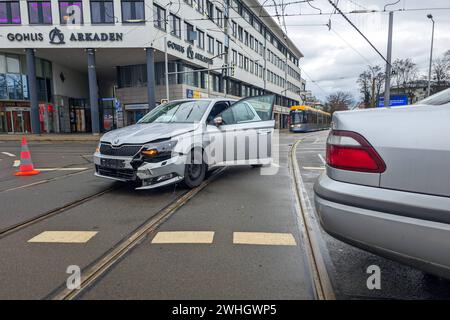 REKORDDATUM NICHT ANGEGEBEN Leipzig - Kreuzungscrash im Leipziger Norden - ein Verletzter 04.02.2024 gegen 14,30 Uhr Leipzig, Georg-Schumann-Straße/Lützowstraße zu einem Unfall zwischen zwei Auto kam es am Sonntagnachmittag im Leipziger Norden. Nach ersten Erkenntnissen der Polizei war der Fahrer eines silbernen Skoda Fabia auf der Schumann-Straße stadtauswärts unterwegs und wollte an der Kreuzung bei grüner Ampel nach links in die Lützowstraße abbiegen. Dabei übersah er augenscheinlich den entgegenkommenden Mazda, der stadteinwärts unterwegs war. Es kam zum Zusammenstoß. Erste Angaben zufolge wur Stockfoto