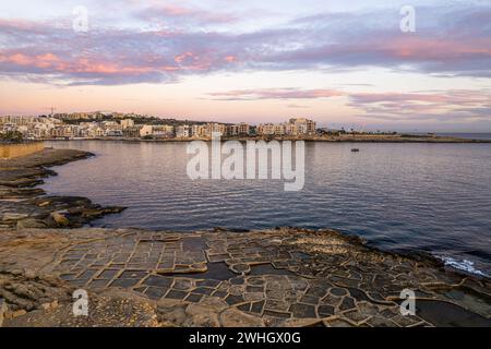 Salinen in Marsaskala, Malta bei Sonnenaufgang Stockfoto