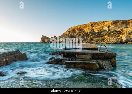 Strand in Malta, Ozeanwellen auf Langzeitfoto Stockfoto