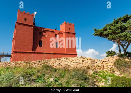 Der rote Turm in Malta oder der St. Agathaâ-Turm. Blauer Himmel an sonnigem Tag, keine Leute Stockfoto