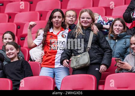 Amsterdam, Niederlande. Februar 2024. Amsterdam - Fans von Feyenoord während des Spiels zwischen Ajax V1 und Feyenoord V1 in der Johan Cruijff Arena am 10. Februar 2024 in Amsterdam, Niederlande. Credit: Box to Box Pictures/Alamy Live News Stockfoto