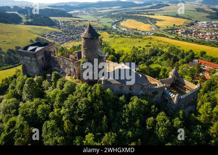 Schloss Stara Lubovna in der Slowakei, Drohnenblick im Sommer Stockfoto