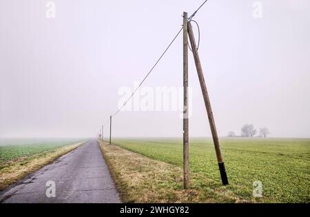 Fahrbahn im Nebel Stockfoto