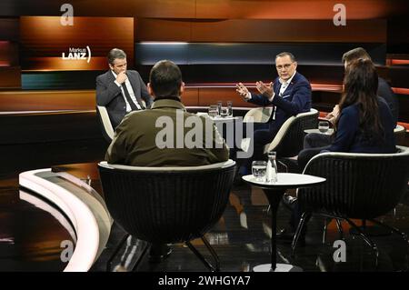Talkrunde bei Markus Lanz , ZDF 02/24 her Markus Lanz, Lukas Rietzsche Rücken, Tino Chrupalla v.li. mit Claus Ruhe Madsen und Franziska Klemenz am 6. Februar 2024 in Markus Lanz , ZDF TV Fernsehen Talkshow Talk Show Deutschland deutsch deutscher Mann Männer Frau Politik CDU-Ministerin Landesminister Journalistin Table.Media Co-Vorsitzende AfD Autor Schriftsteller Literatur Journalist Journalismus Moderatorin Autor Fotografie Fotograf Moderatorin Journalistin Moderatorin Fotografin Autorin Politiker quer ganz sitzend sprechend gestikuliert zuhörend *** Stockfoto