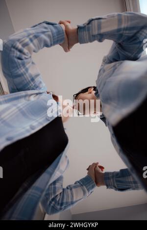 Lifestyle zum Valentinstag zu Hause. Romantisches Liebespaar, das Hände hält, von unten Stockfoto