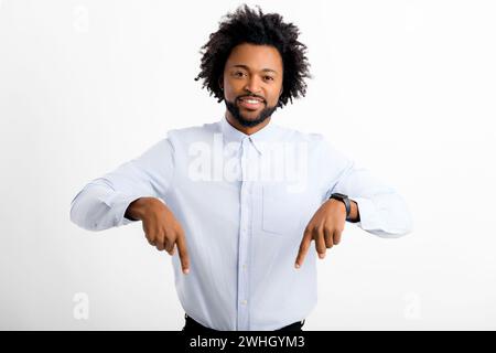 Afroamerikanischer männlicher Unternehmer zeigt mit dem Finger auf den leeren Kopierraum, multiethnischer Schwarzer, der Neuheiten präsentiert, isoliert auf weißem Hintergrund, Werbeangebot-Konzept, bester Deal Stockfoto