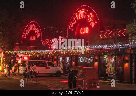 Pontoon Club, ein bekannter Nachtclub im Rotlichtviertel bei Nacht. Nachtleben in Phnom Penh, Kambodscha. © Kraig Lieb Stockfoto