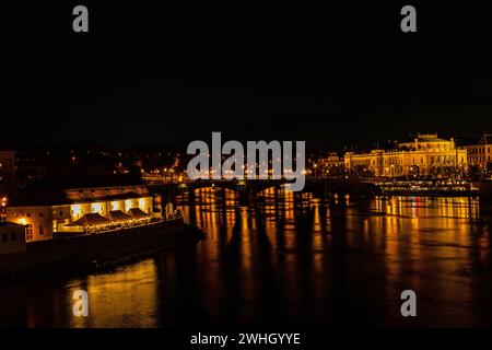 Blick von der karlsbrücke in Prag bei Nacht Stockfoto