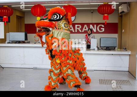 Indonesien. Februar 2024. Barongsai-Löwentanz wird während des chinesischen Neujahrsfestes im Hochgeschwindigkeitsbahnhof Padalarang in Bandung aufgeführt. PT Kereta Cepat Indonesia China hielt eine Löwentanz-Performance ab, um die Passagiere auf dem Jakarta Bandung Hochgeschwindigkeitsbahnhof zu unterhalten und das chinesische Neujahr des Drachen zu feiern. Quelle: SOPA Images Limited/Alamy Live News Stockfoto