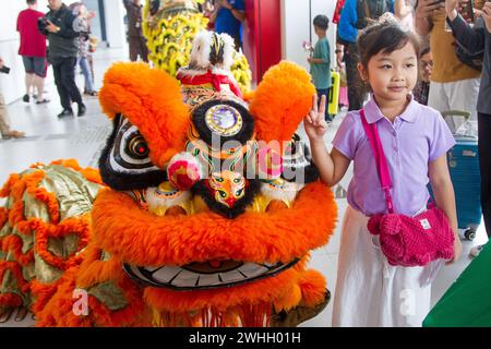 Indonesien. Februar 2024. Ein Kind posiert für ein Foto neben einer Tänzerin in einem Löwenkostüm während der chinesischen Neujahrsfeier im Hochgeschwindigkeitsbahnhof Padalarang in Bandung. PT Kereta Cepat Indonesia China hielt eine Löwentanz-Performance ab, um die Passagiere auf dem Jakarta Bandung Hochgeschwindigkeitsbahnhof zu unterhalten und das chinesische Neujahr des Drachen zu feiern. (Foto: Algi Febri Sugita/SOPA Images/SIPA USA) Credit: SIPA USA/Alamy Live News Stockfoto