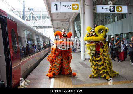 Indonesien. Februar 2024. Barongsai Löwentanz wird während des chinesischen Neujahrsfestes im Hochgeschwindigkeitsbahnhof Padalarang in Bandung aufgeführt. PT Kereta Cepat Indonesia China hielt eine Löwentanz-Performance ab, um die Passagiere auf dem Jakarta Bandung Hochgeschwindigkeitsbahnhof zu unterhalten und das chinesische Neujahr des Drachen zu feiern. Quelle: SOPA Images Limited/Alamy Live News Stockfoto