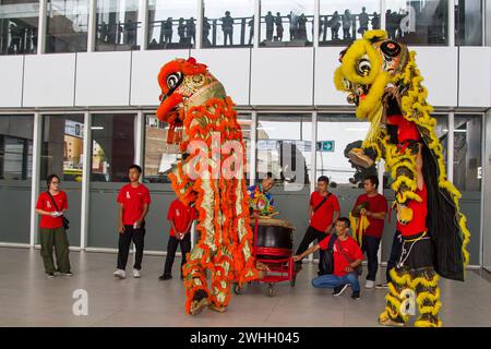 Indonesien. Februar 2024. Barongsai Löwentanz wird während des chinesischen Neujahrsfestes im Hochgeschwindigkeitsbahnhof Padalarang in Bandung aufgeführt. PT Kereta Cepat Indonesia China hielt eine Löwentanz-Performance ab, um die Passagiere auf dem Jakarta Bandung Hochgeschwindigkeitsbahnhof zu unterhalten und das chinesische Neujahr des Drachen zu feiern. (Foto: Algi Febri Sugita/SOPA Images/SIPA USA) Credit: SIPA USA/Alamy Live News Stockfoto