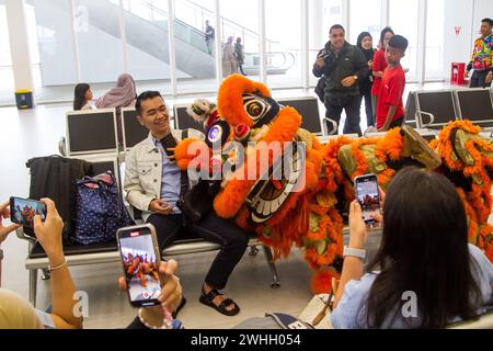 Indonesien. Februar 2024. Barongsai Löwentanz unterhält die Passagiere während des chinesischen Neujahrsfestes am Hochgeschwindigkeitsbahnhof Padalarang in Bandung. PT Kereta Cepat Indonesia China hielt eine Löwentanz-Performance ab, um die Passagiere auf dem Jakarta Bandung Hochgeschwindigkeitsbahnhof zu unterhalten und das chinesische Neujahr des Drachen zu feiern. (Foto: Algi Febri Sugita/SOPA Images/SIPA USA) Credit: SIPA USA/Alamy Live News Stockfoto