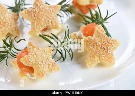 Blätterteigsterne mit Lachs und Käse Stockfoto