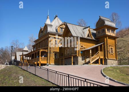 Museumskomplex am Ufer der Wolga. Gorodets in Russland ist das Zentrum der Volkskunst und der Mu Stockfoto