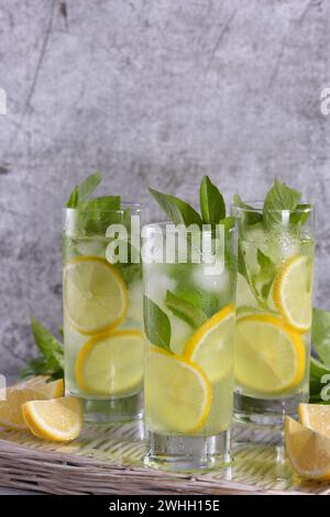 Basilikum Zitrone Gin und Tonic Stockfoto