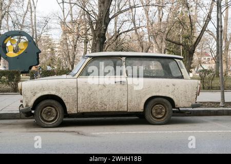 Verlassenes und zerbröckelndes Trabant-Auto Stockfoto