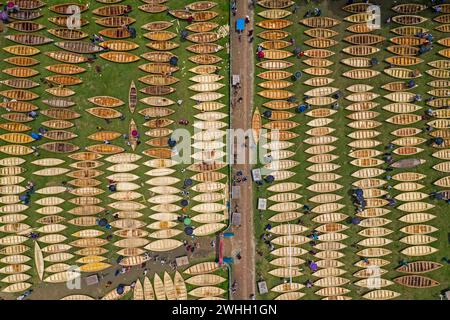 Auf dem größten traditionellen Bootsmarkt in Manikganj, Bangladesch, werden Hunderte von kleinen Holzbooten aus der Vogelperspektive angeboten. Stockfoto