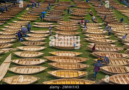 Auf dem größten traditionellen Bootsmarkt in Manikganj, Bangladesch, werden Hunderte von kleinen Holzbooten aus der Vogelperspektive angeboten. Stockfoto