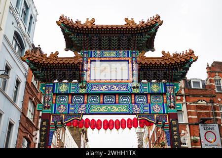 London, Großbritannien. Februar 2024. Chinesische Laternen schmücken die Straßen rund um Londons China Town, um das chinesische Neujahr (Jahr des Drachen) zu feiern. Der chinesische Tierkreislauf ist ein sich wiederholender 12-Jahres-Zyklus von Tierzeichen, der auf dem Mondkalender basiert. Das Mondneujahr markiert den Übergang von einem Tier zum anderen. Quelle: Stuart Robertson/Alamy Live News. Stockfoto