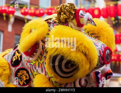 London, Großbritannien. Februar 2024. Ein Marionettendrache unterhält die Menschenmassen, die sich versammelt haben, um das chinesische Neujahr (Jahr des Drachen) in Londons China Town zu feiern. Der chinesische Tierkreislauf ist ein sich wiederholender 12-Jahres-Zyklus von Tierzeichen, der auf dem Mondkalender basiert. Das Mondneujahr markiert den Übergang von einem Tier zum anderen. Quelle: Stuart Robertson/Alamy Live News. Stockfoto